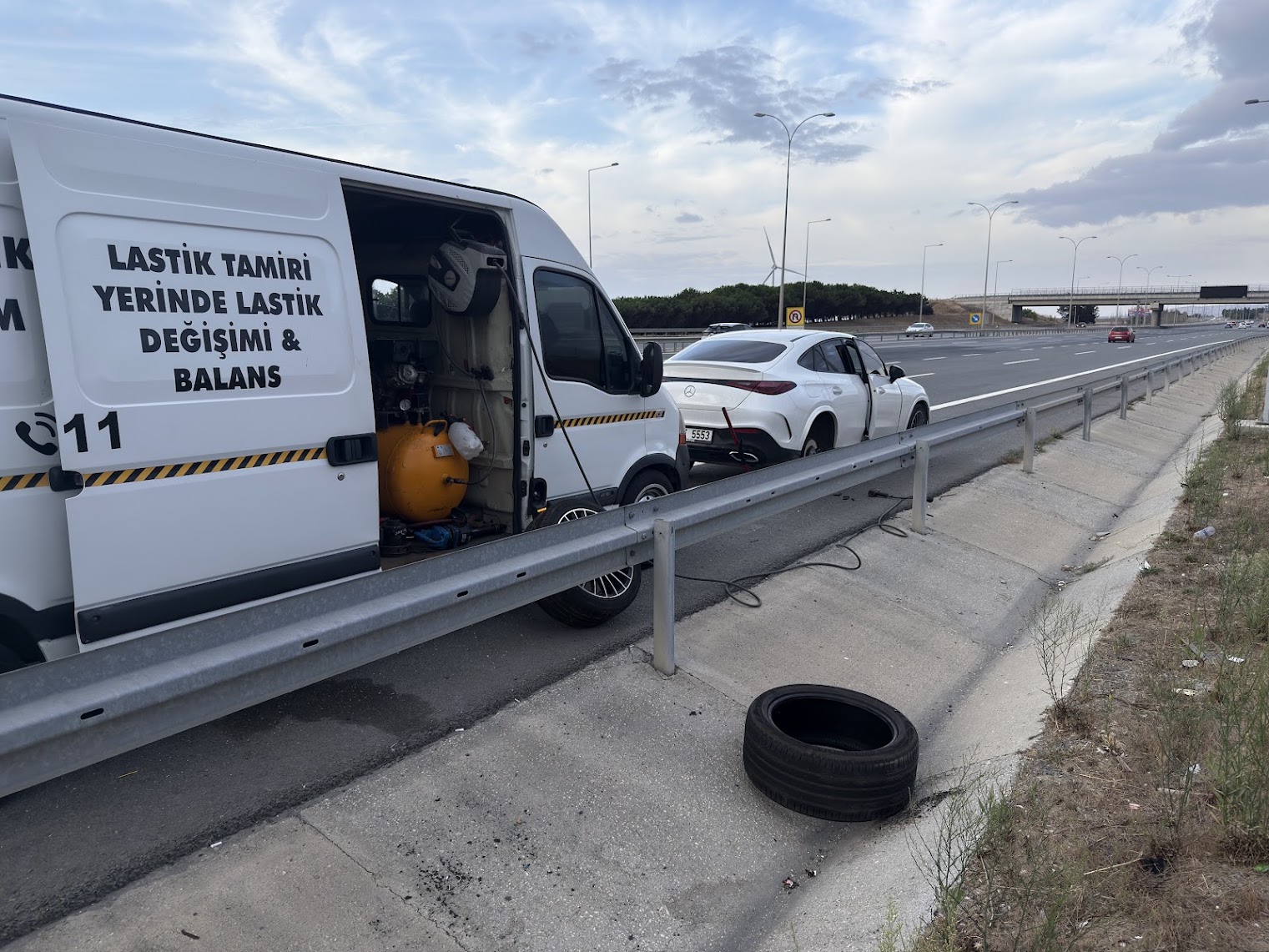 Otoban emniyet şeridinde lastik yol yardım hizmeti